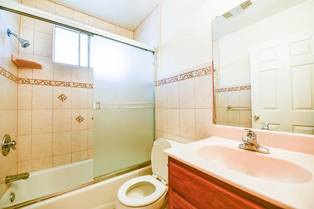 3 bed, 1200 sqft, $3,880 — Photo 2