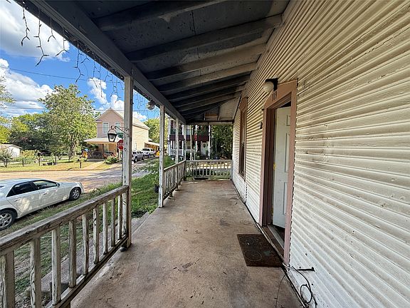 4th image of 109 E Gooch St
