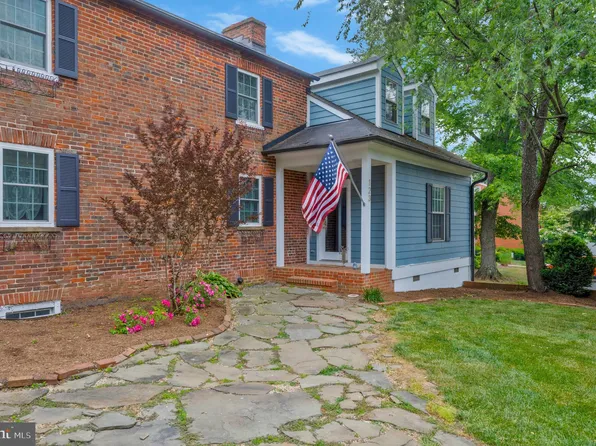 123 Clubhouse Dr SW, Leesburg, VA 20175