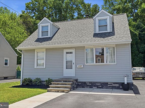 3rd image of 2342 Dixon Ave