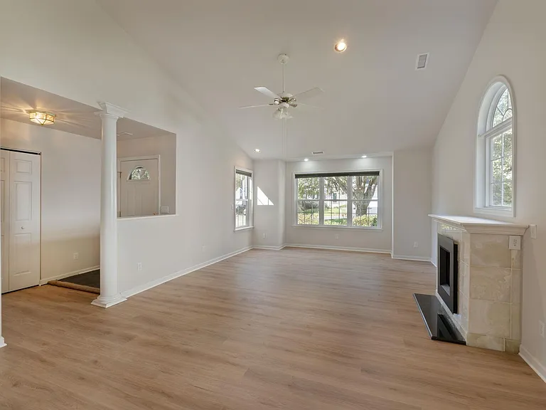 1081 Wintergreen Ln — Photo 16