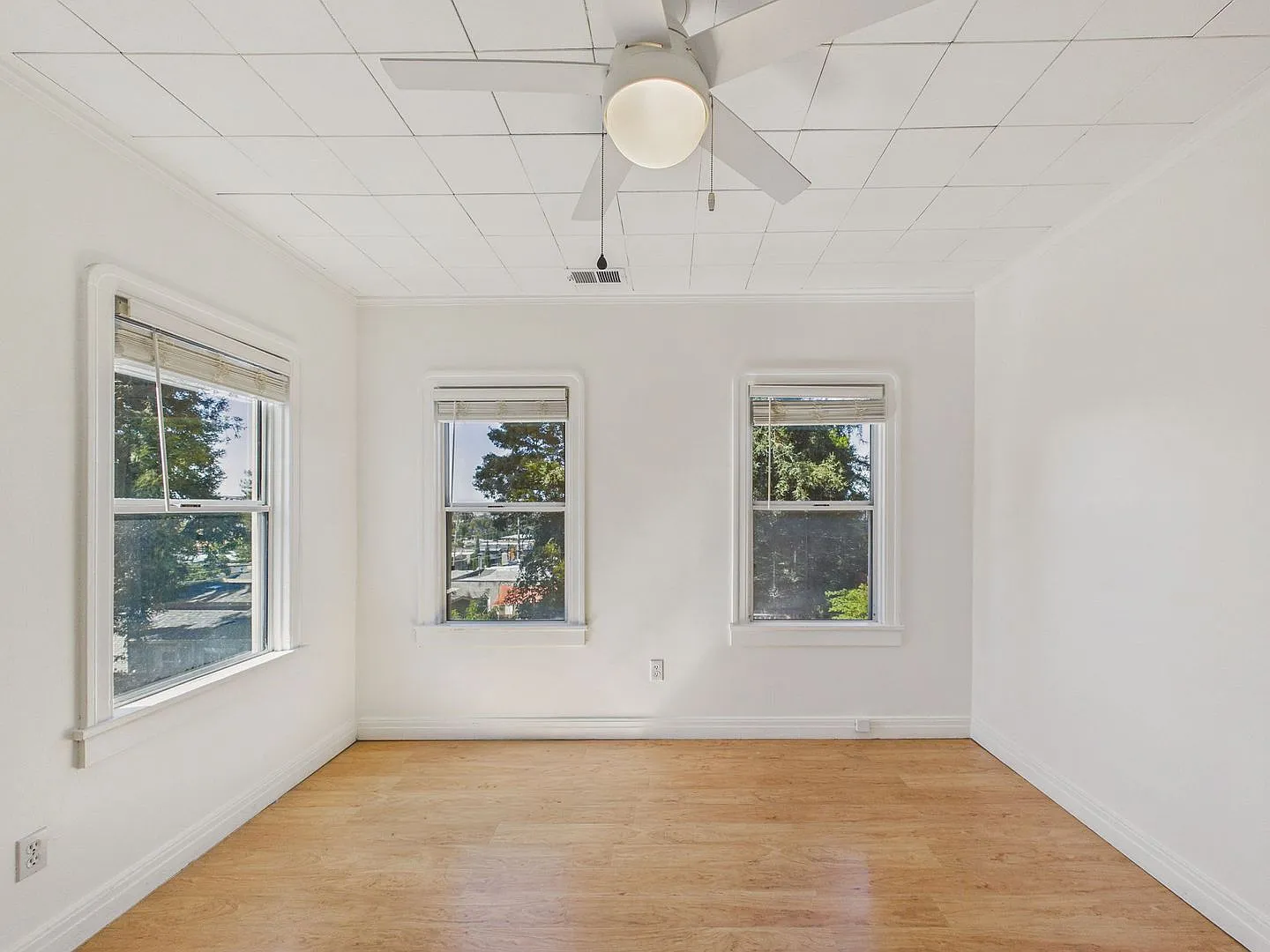 Spacious 2-Bedroom with Formal Living & Dining Rooms, Parking & Shared Backyard — Photo 3