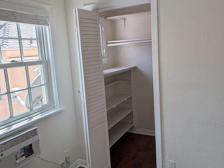 1054 1/2 S Carmona Ave #1 — Photo 6