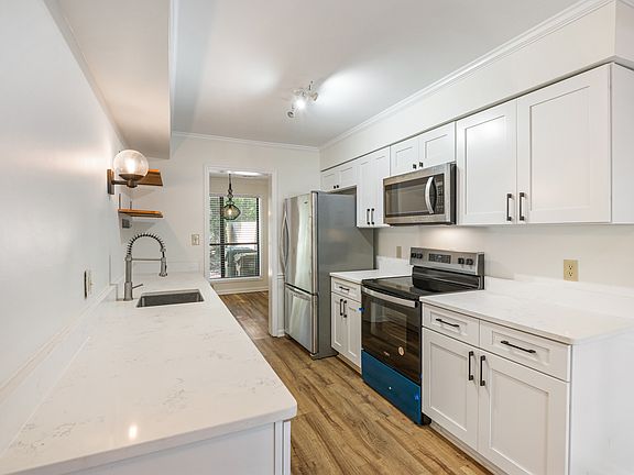 4th image of 530 Applecross Dr