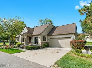 762 Elm Ct, Wixom, MI 48393