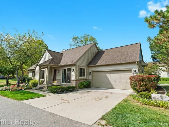 762 Elm Ct, Wixom, MI 48393