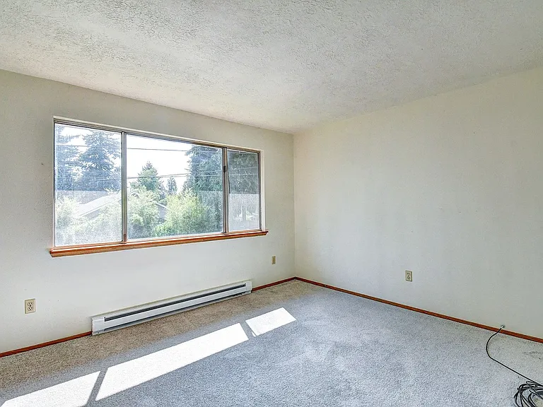 2415 E 30th St — Photo 15