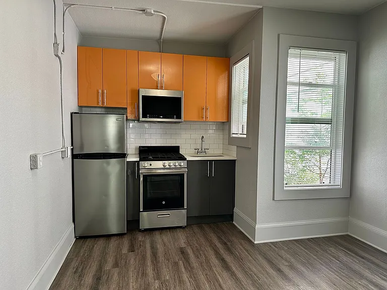 814 Columbia St — Photo 38