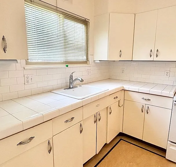 T0131 - Claremont Apartments — Photo 12