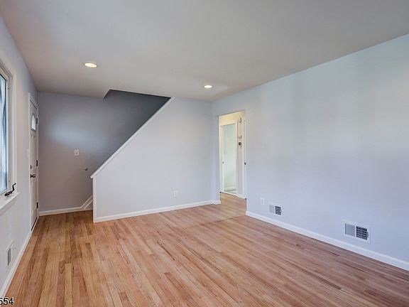 3rd image of 906 Lincoln Ave