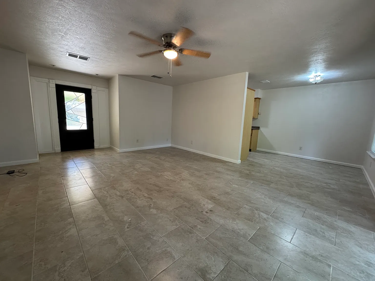 3 bed, 1160 sqft, $2,000 — Photo 2