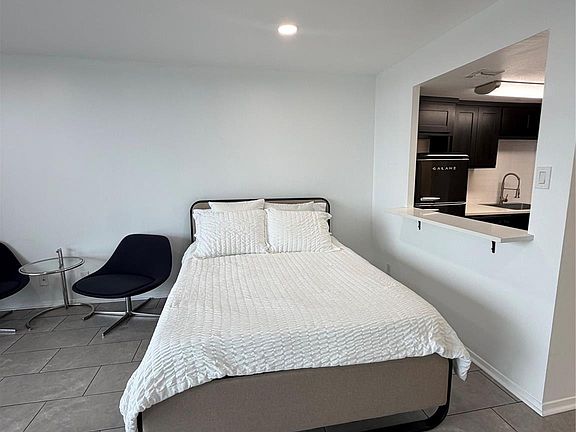 5th image of 2016 Main St APT 916