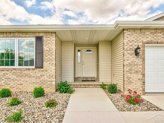 2nd image of 3016 Mackinaw Meadows Dr