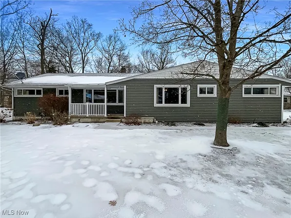 8268 Maple Dr, Chesterland, OH 44026