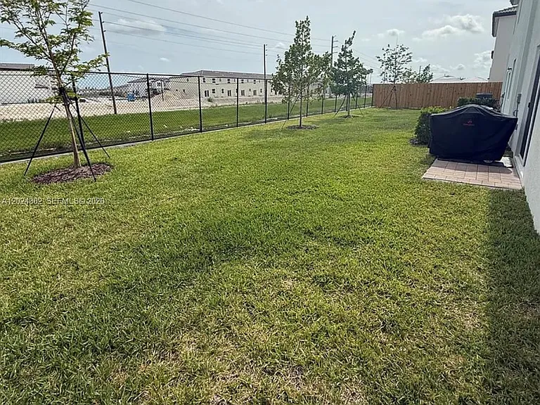 2584 SE 25th Ave — Photo 8