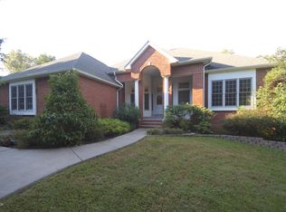 1145 Grand Oak Dr, Carbondale, IL 62901