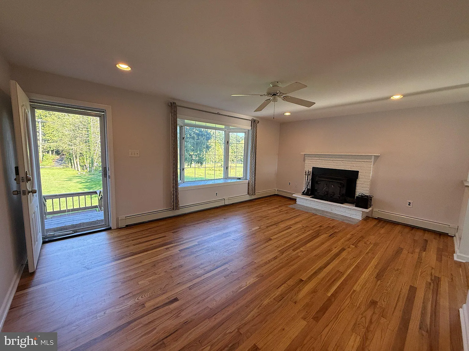 3 bed, 2.0 bath, 1296 sqft, $3,000 — Photo 4