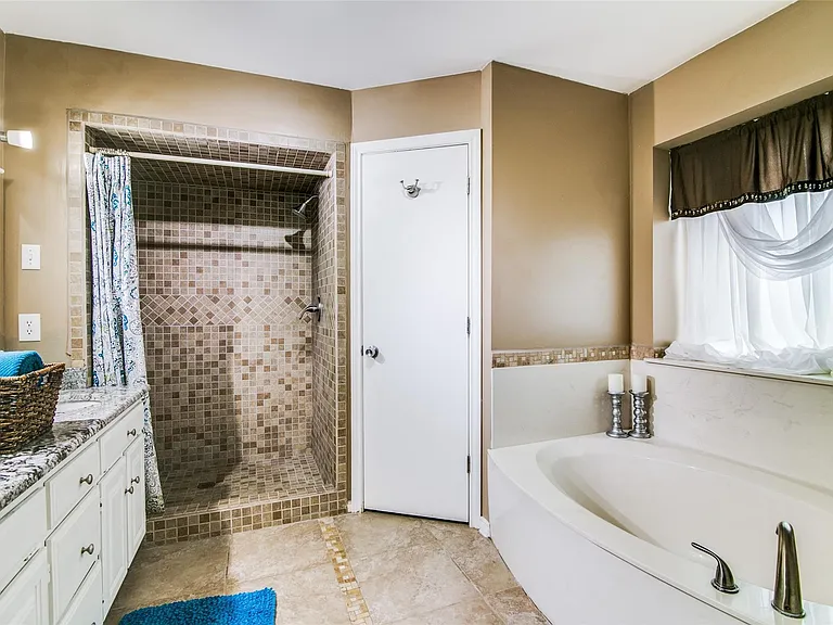 719 Stoneybrook Dr — Photo 7
