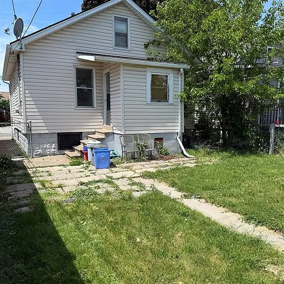 1814 Cadillac St — Photo 2