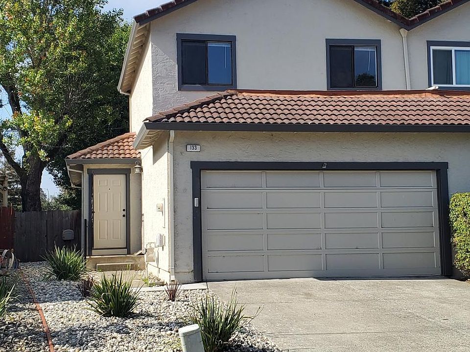 Welcome to 133 Francis Circle !! Front yard with low maintenance gravel ground cover.