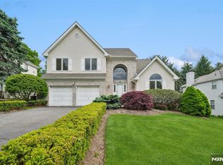 22 Wagon Trl, Mahwah, NJ 07430