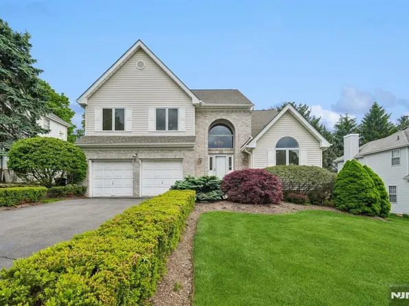 22 Wagon Trl, Mahwah, NJ 07430