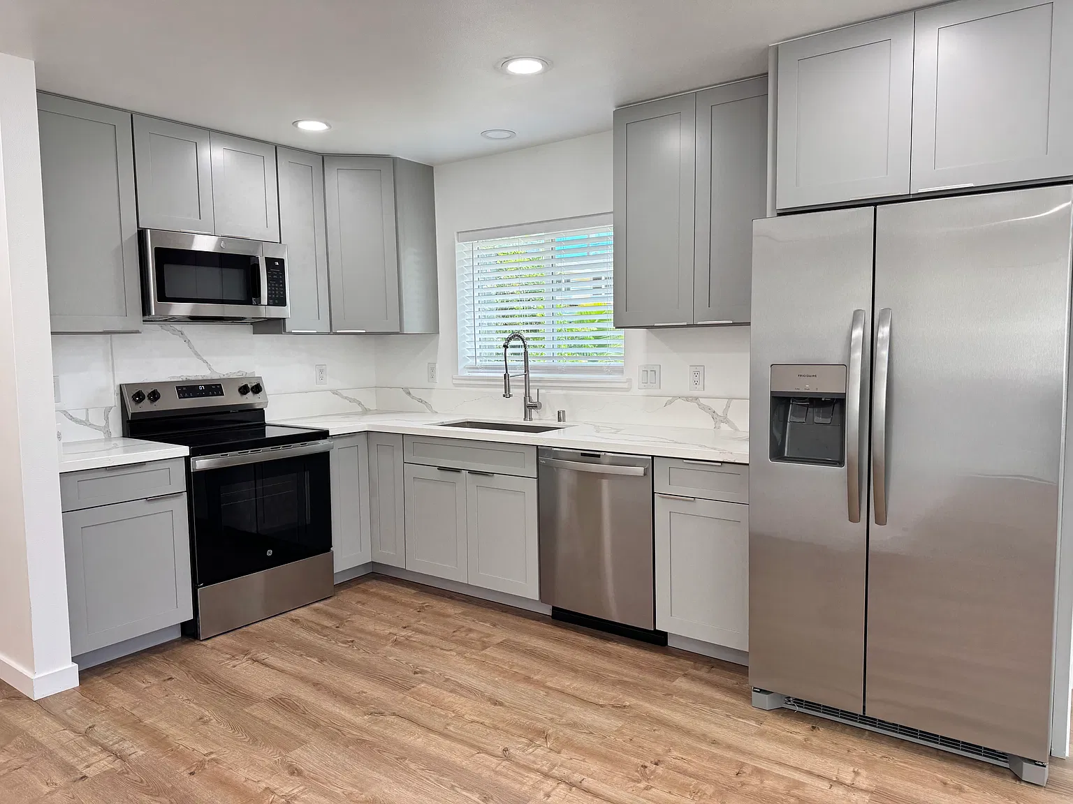 2 bed, 800 sqft, $3,200 — Photo 2