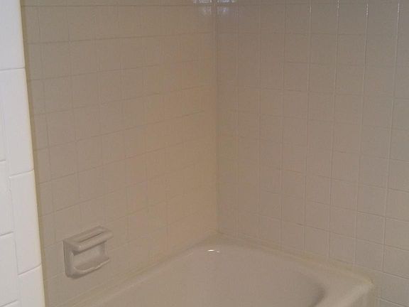 Full Bathroom, Tile floor