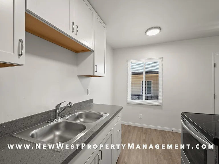 559 22nd St #1/2 — Photo 9