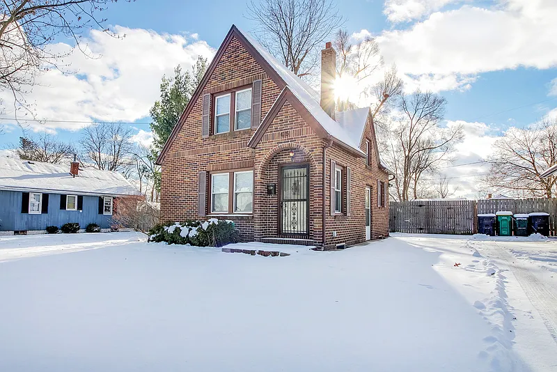 425 Wentworth Ave photo 1