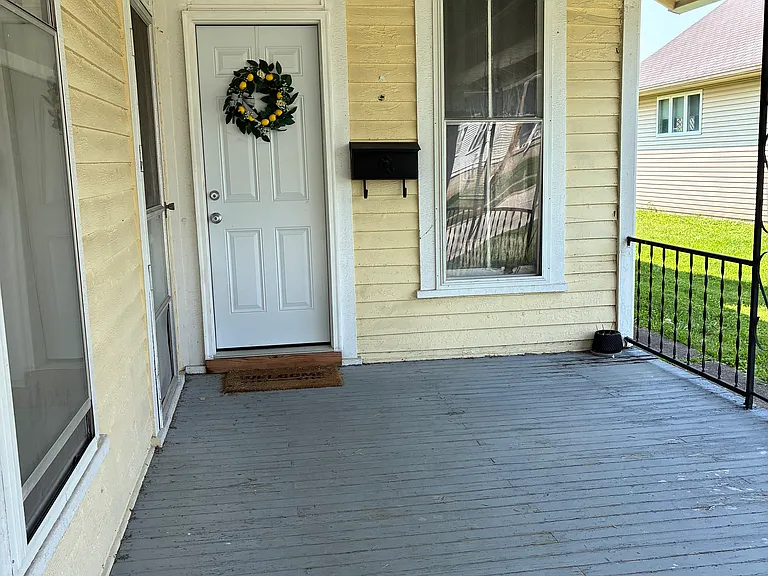 406 E Hanna St — Photo 3