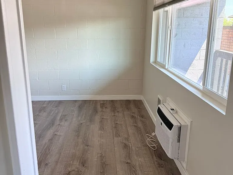 335 SW 4th St — Photo 6