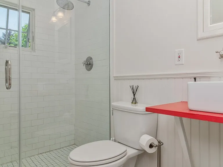 186 Kings Point Rd — Photo 17