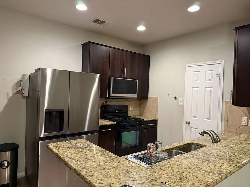 3 bed, 2.5 bath, 1552 sqft, $1,990 — Photo 4