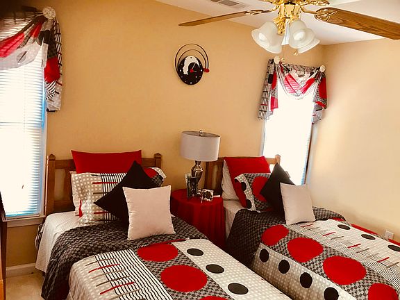 Guest bedroom- twin beds 