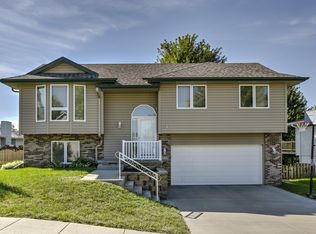 2729 Twelve Oaks Dr, Council Bluffs, IA 51503