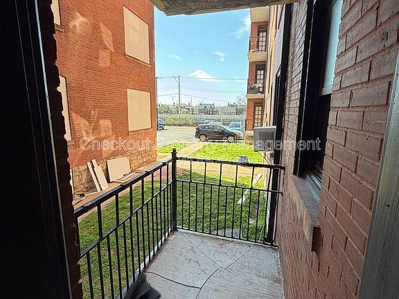 5th image of 5616 Pershing Ave APT 11