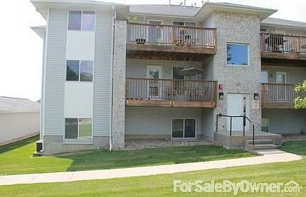 Building view : Apartment 5 is the one on 2nd floor (middle of the picture)