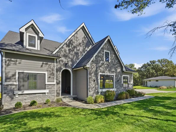 7337 NW Beaver Dr, Johnston, IA 50131