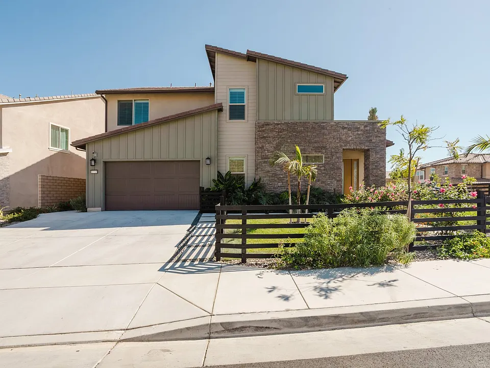 11743 Canoga Ave