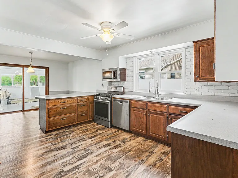 1203 Main St — Photo 1
