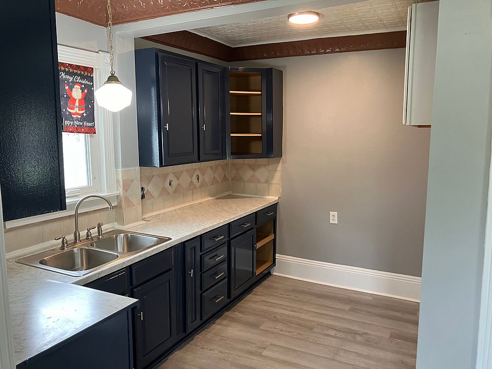 2nd image of 810 Broadway Ave