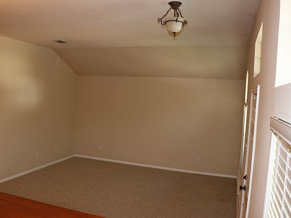 3rd image of 1408 Carriage Ln