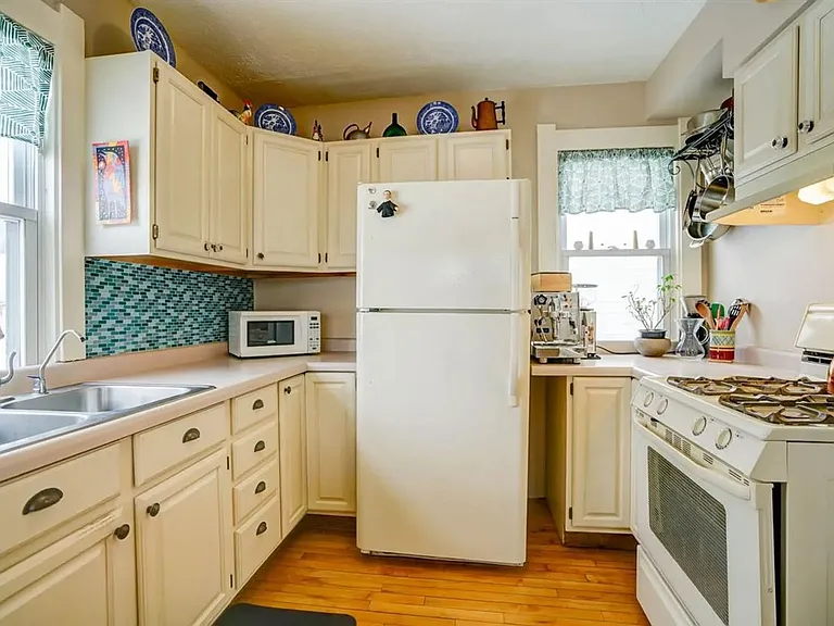 2514 E Johnson St — Photo 12