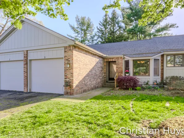 9 Skyline Cir NW, Grand Rapids, MI 49504