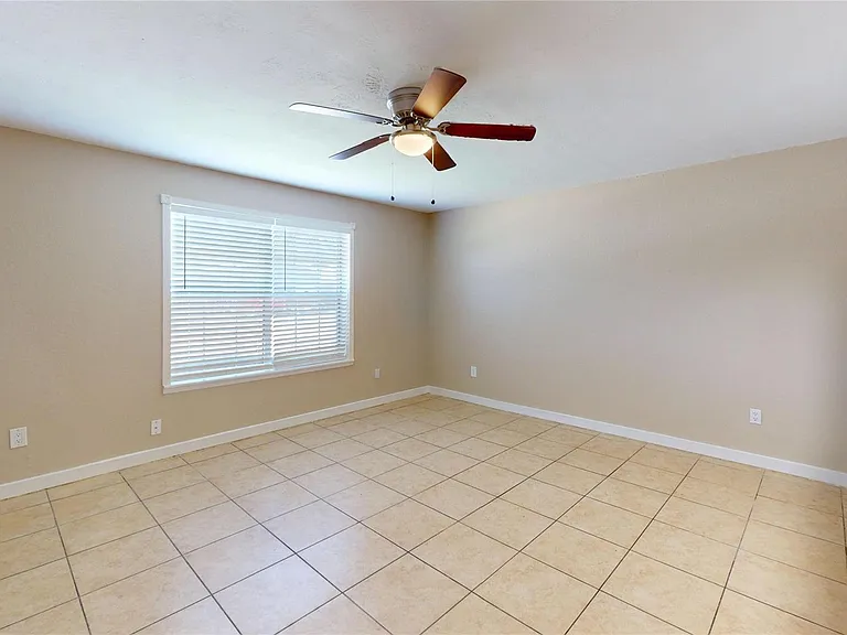 210 W G St — Photo 6