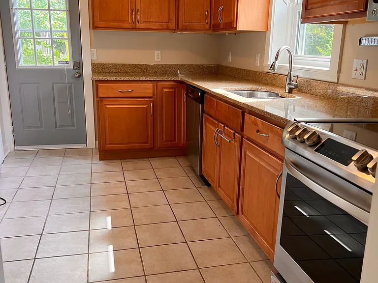 505 Spruce St — Photo 3