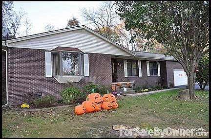 Left Front
						:
						Flower beds on each side of the main door.