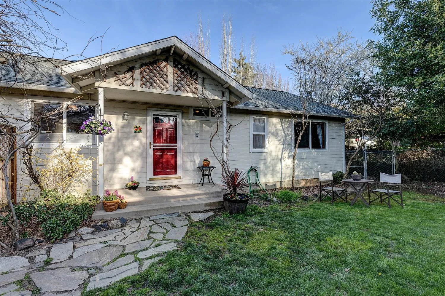 538 Oak St photo 1