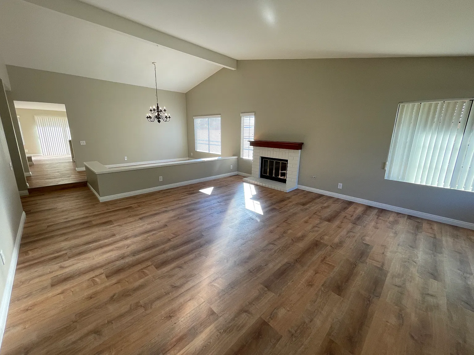 4 bed, 2242 sqft, $4,900 — Photo 3